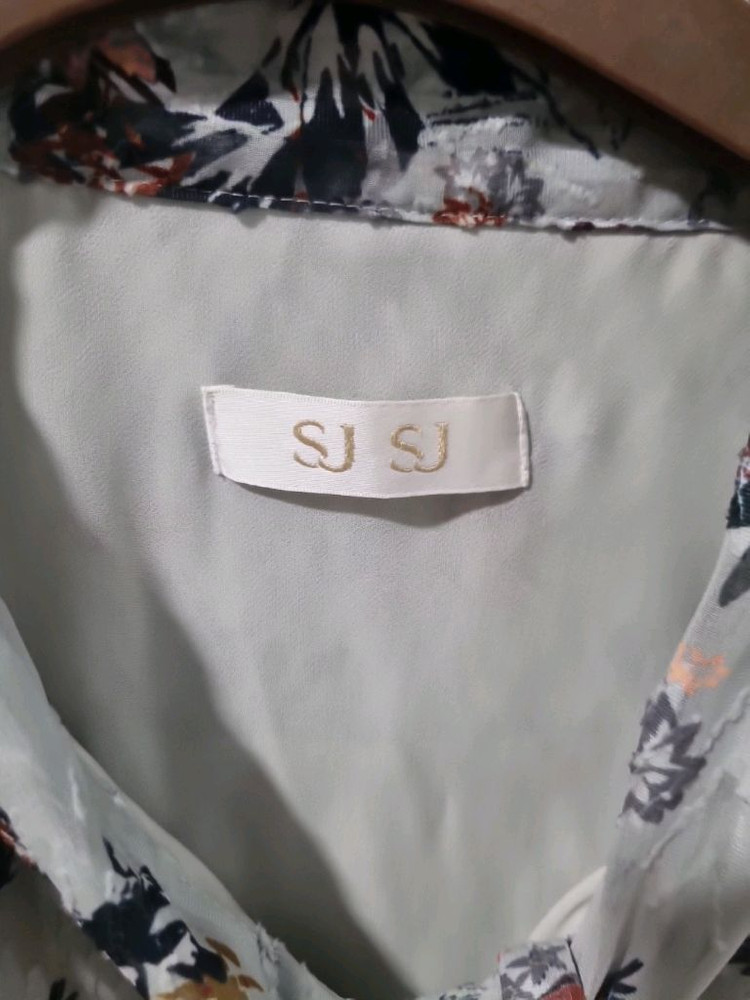 한섬 SJSJ 플라워 프릴 블라우스 이미지