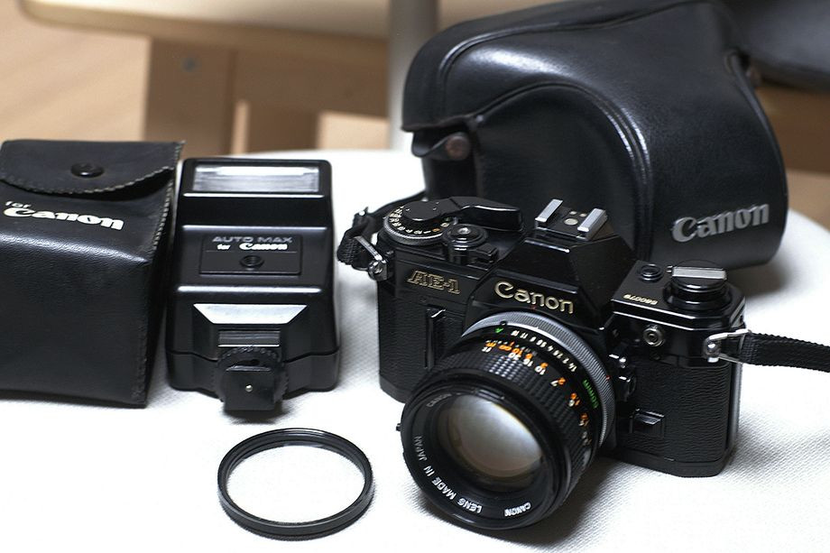 캐논 베스트셀러 AE-1(FD50mm 1.4 S.S.C ) 블랙버젼(케이스포함) 팝니다 이미지