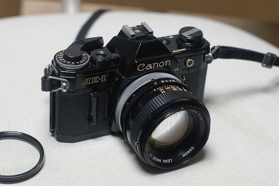 캐논 베스트셀러 AE-1(FD50mm 1.4 S.S.C ) 블랙버젼(케이스포함) 팝니다 이미지
