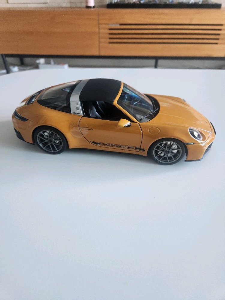 노레브 포르쉐911타르가 1:18 이미지