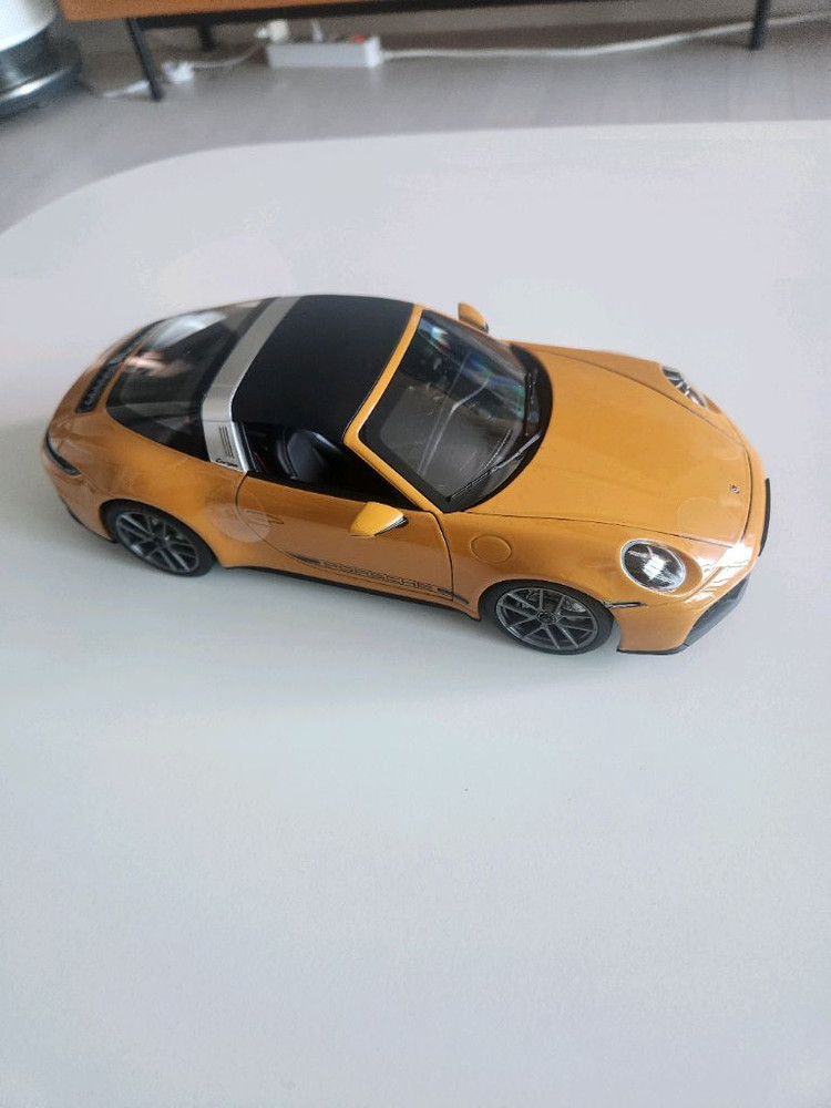 노레브 포르쉐911타르가 1:18 이미지