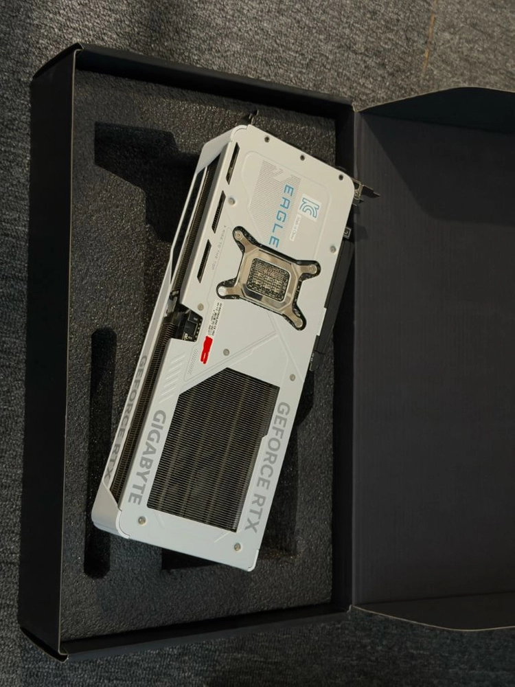 기가바이트 RTX5070 이미지