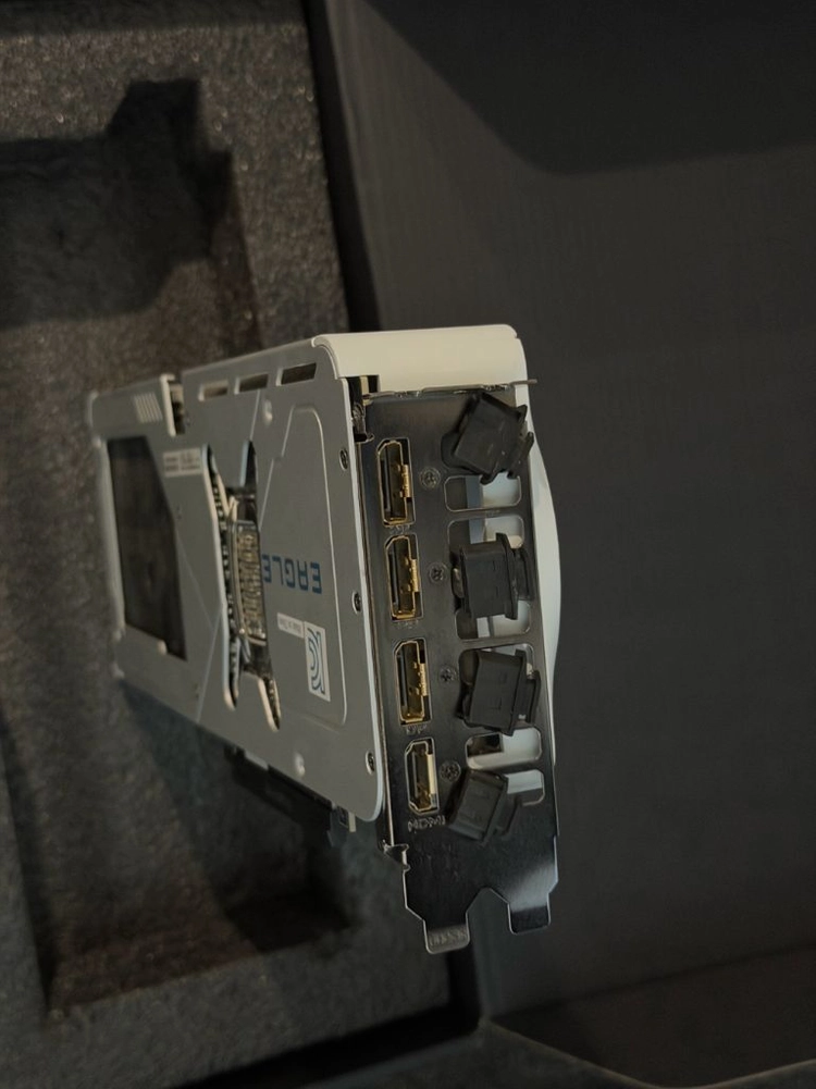 기가바이트 RTX5070 이미지