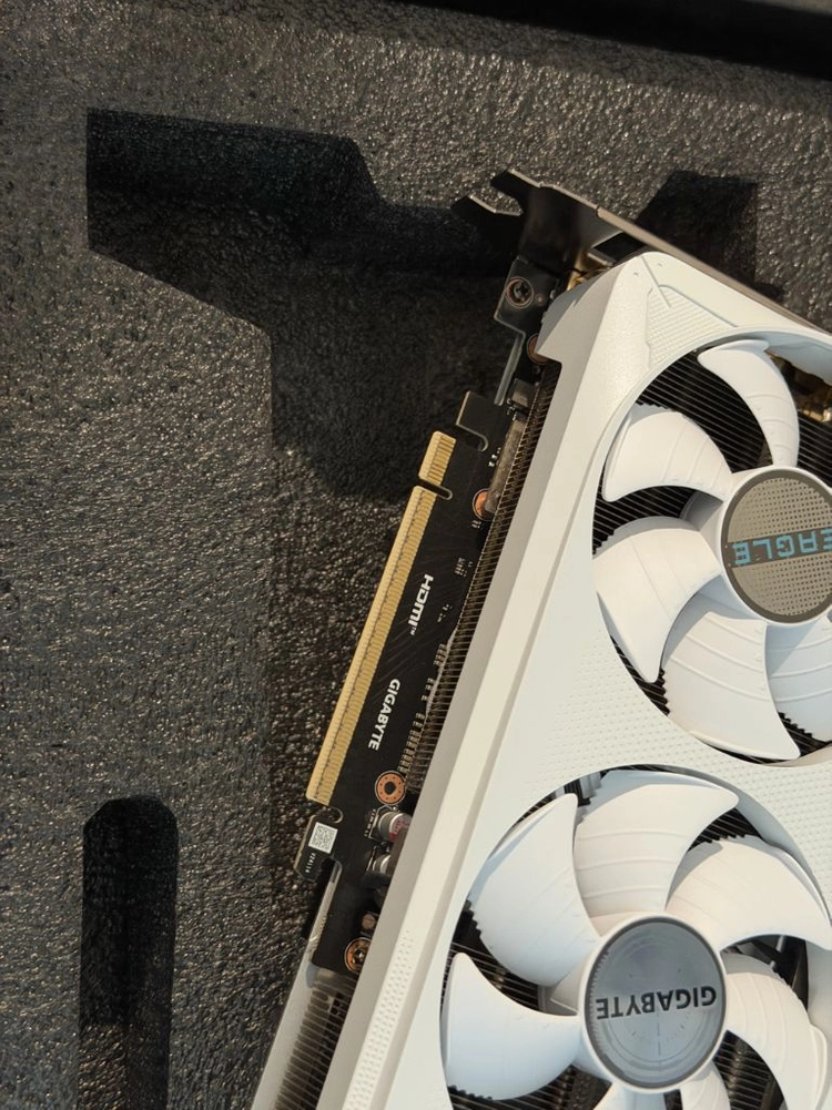 기가바이트 RTX5070 이미지