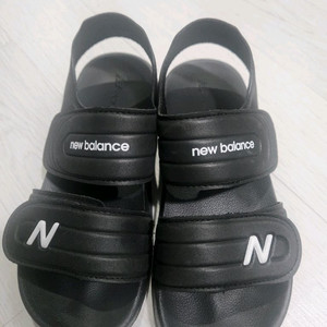 뉴발란스 키즈 샌들 블랙 210 이미지