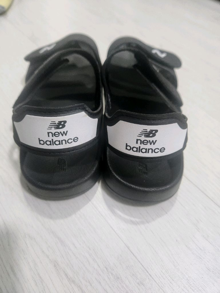 뉴발란스 키즈 샌들 블랙 210 이미지