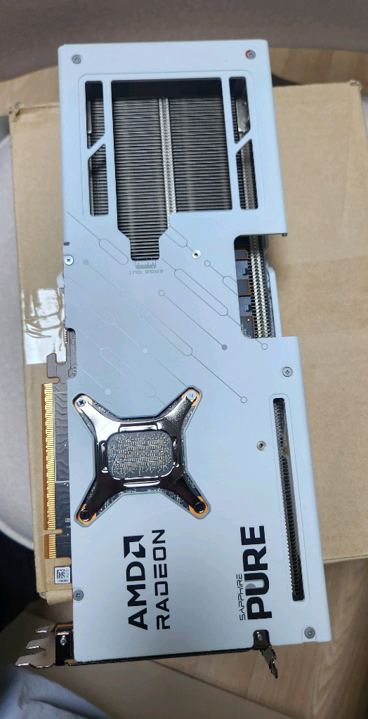 사파이어 rx 9070xt pure 퓨어 이미지