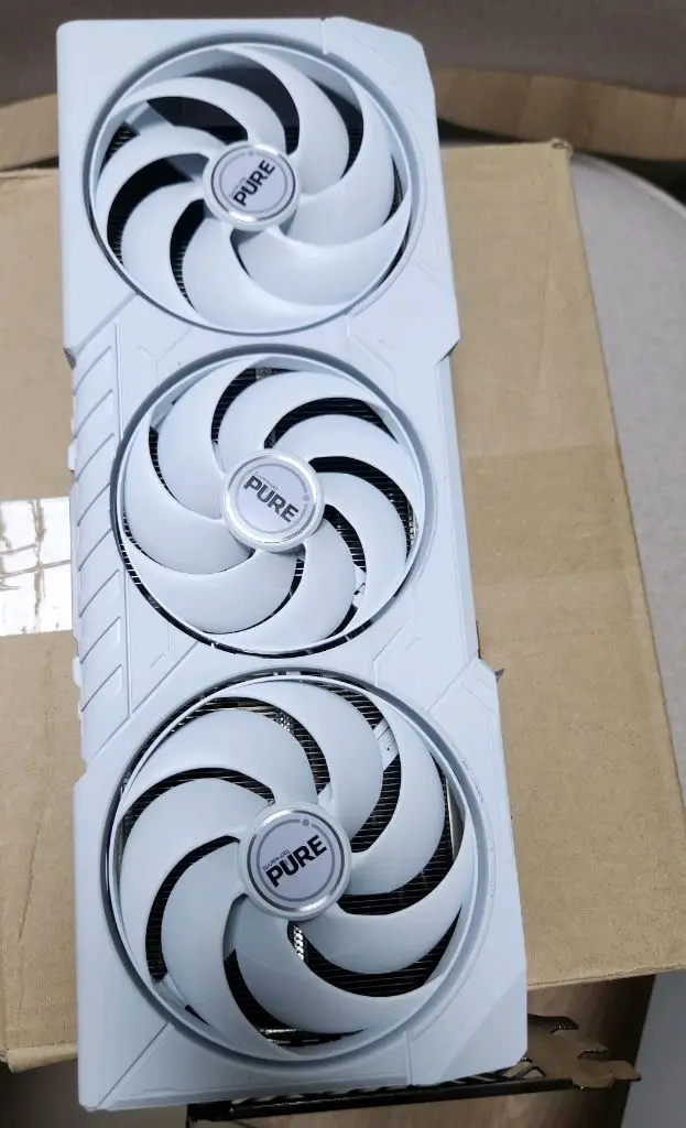 사파이어 rx 9070xt pure 퓨어 이미지
