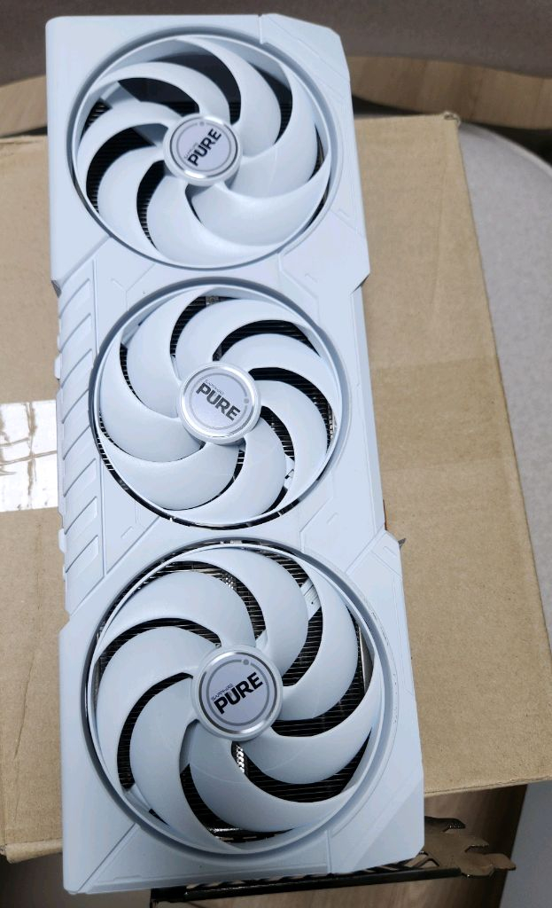 사파이어 rx 9070xt pure 퓨어 이미지