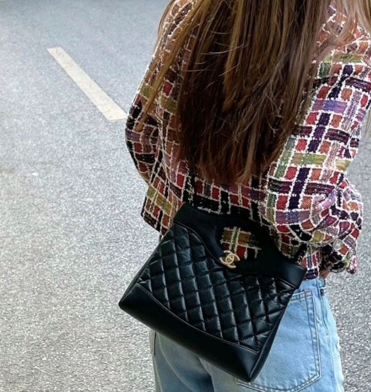 샤넬 31백 미니 쇼핑백 블랙 유광 샤이니 카프스킨 샴골 이미지