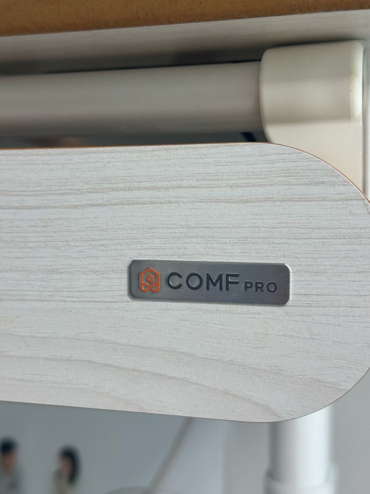 comf pro 전동 높이조절 책상 이미지