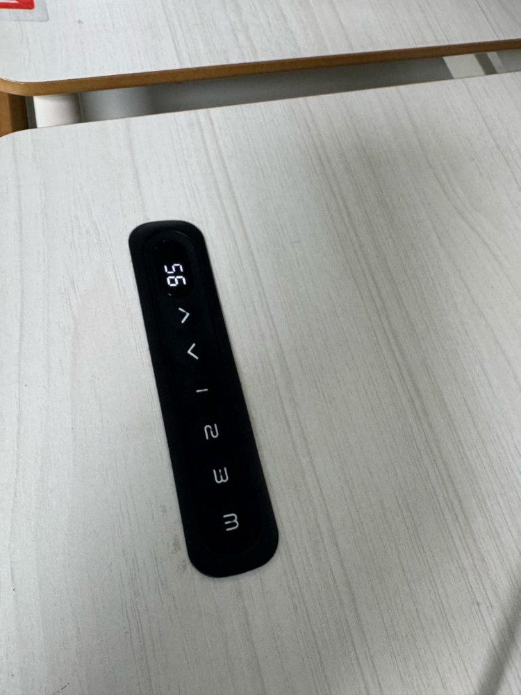 comf pro 전동 높이조절 책상 이미지
