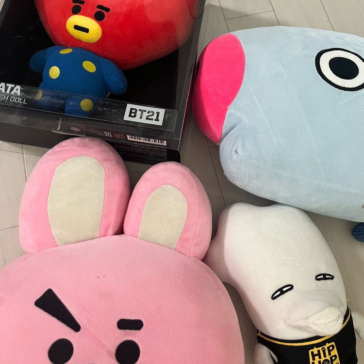 방탄소년단 굿즈(앨범, 응원봉, 열쇠고리, 인형, 포카, 퍼즐, 뱃지, 파우치 등) 판매 이미지