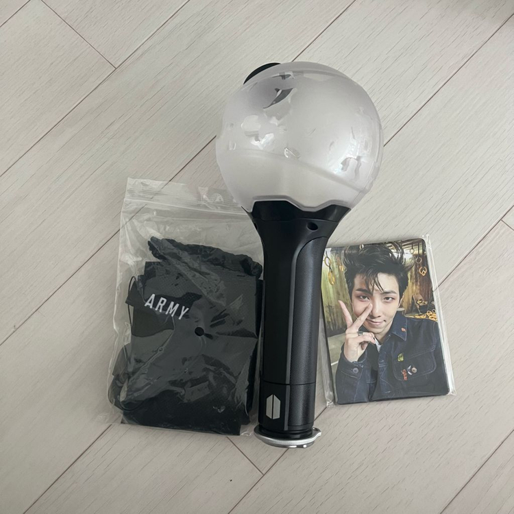 방탄소년단 굿즈(앨범, 응원봉, 열쇠고리, 인형, 포카, 퍼즐, 뱃지, 파우치 등) 판매 이미지
