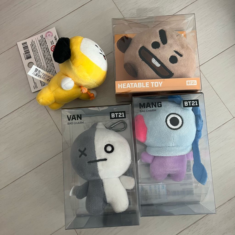방탄소년단 굿즈(앨범, 응원봉, 열쇠고리, 인형, 포카, 퍼즐, 뱃지, 파우치 등) 판매 이미지