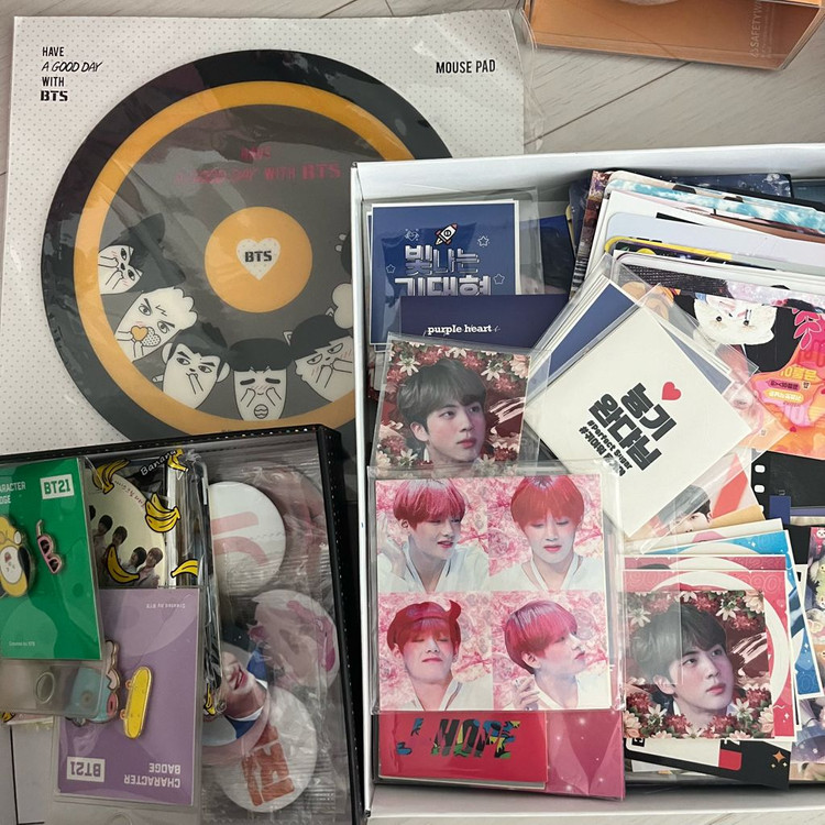 방탄소년단 굿즈(앨범, 응원봉, 열쇠고리, 인형, 포카, 퍼즐, 뱃지, 파우치 등) 판매 이미지