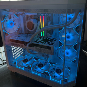 라이젠 9800X3D + RTX5080 화이트 게이밍PC 판매합니다. 이미지