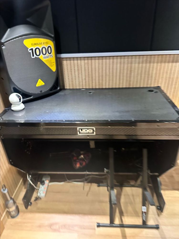 UDG DJ 테이블 팝니다 이미지