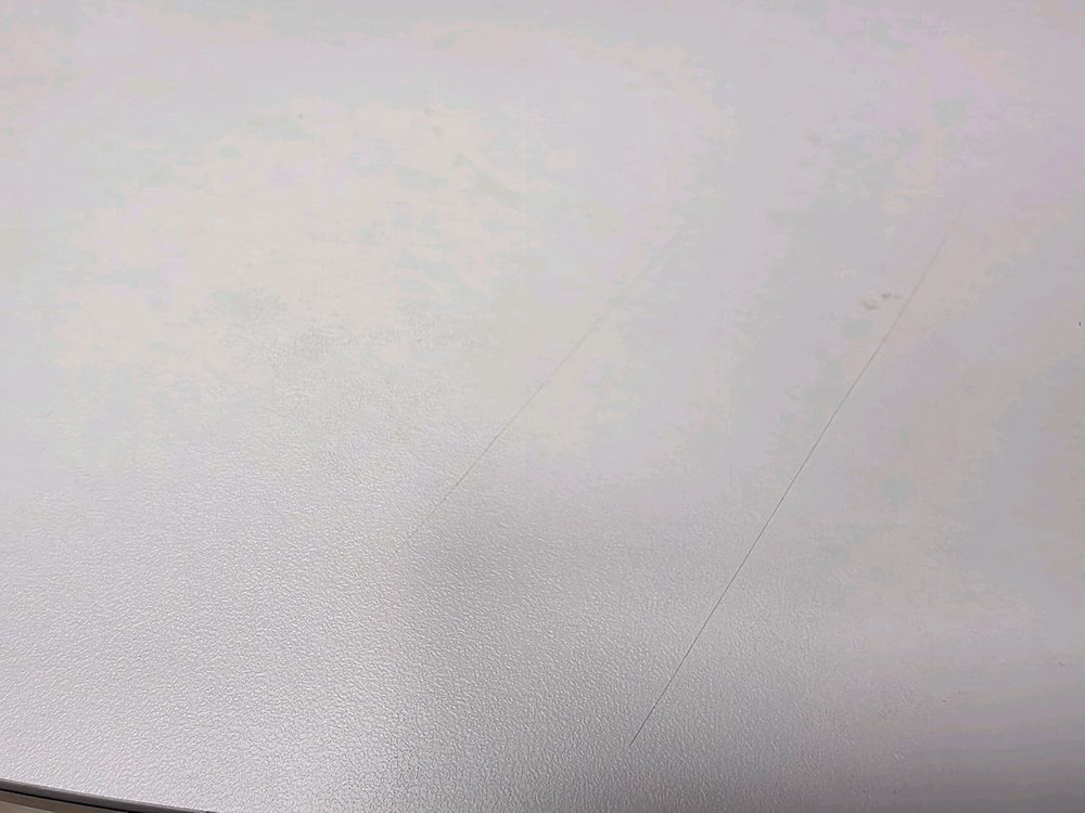 미드센츄리 화이트 HPL 원형 테이블과 의자 2개 이미지