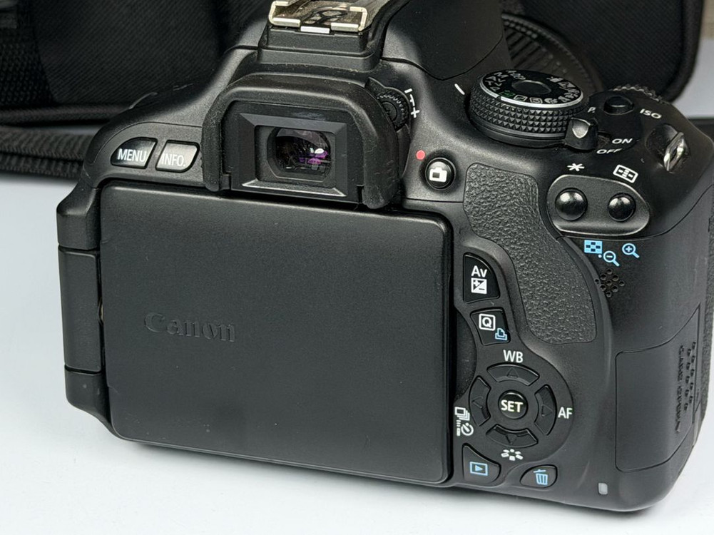 캐논 EOS 600D DSLR 카메라 이미지