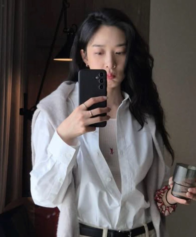 생로랑 카산드레 립 탱크탑 이미지