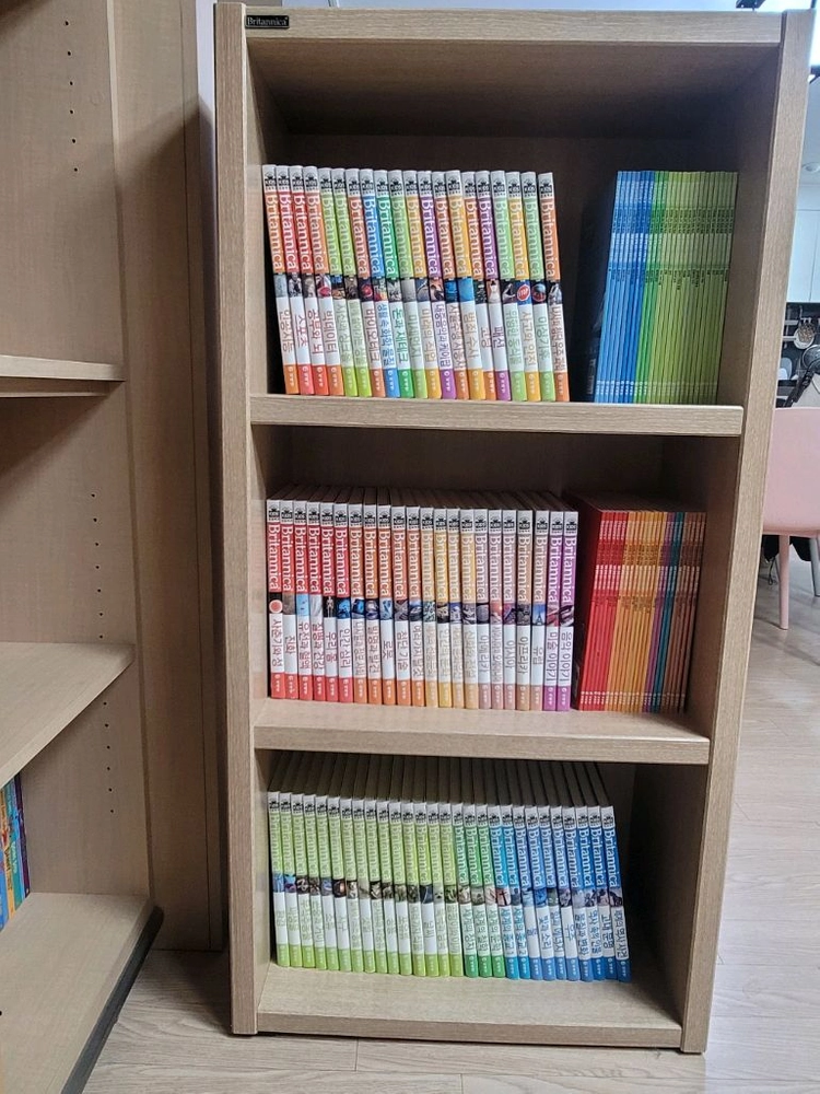 브리태니커 100권과 전용책장 이미지