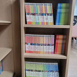 브리태니커 100권과 전용책장 이미지