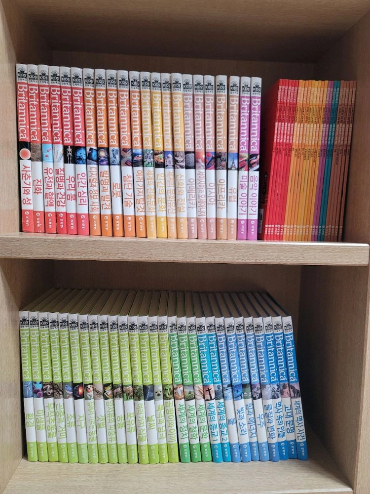 브리태니커 100권과 전용책장 이미지