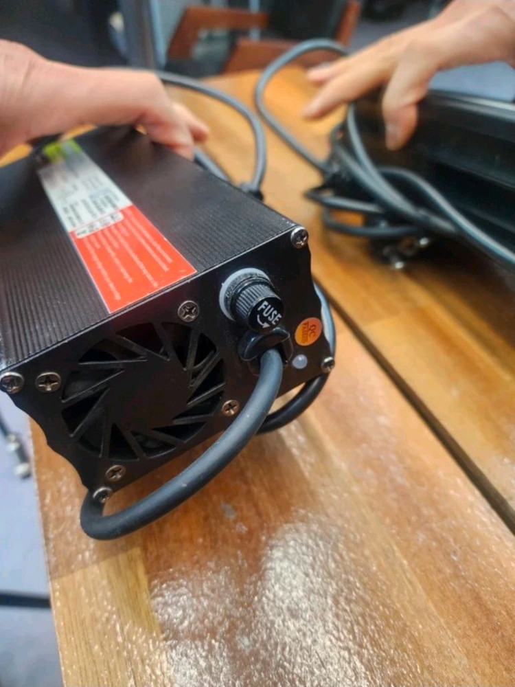 전동킥보드 충전기 듀얼트론 타우러스 이미지