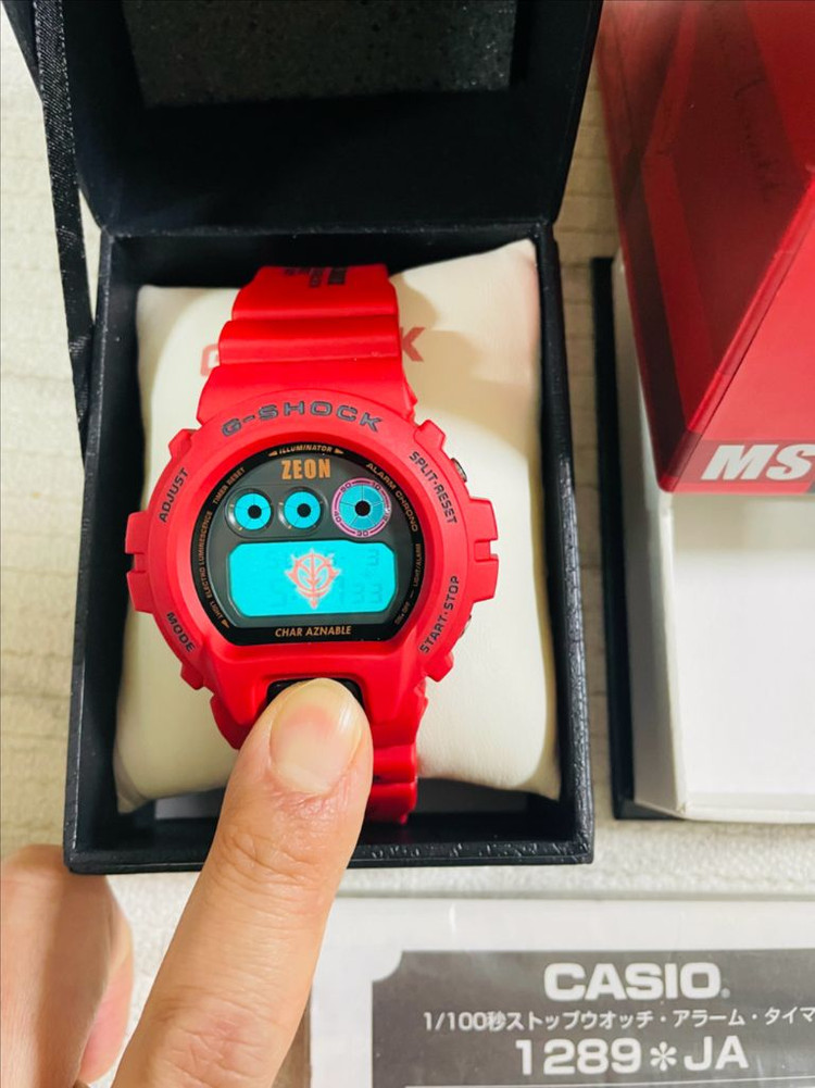(미착용 신품) 지샥 SHOCK 건담 30주년 기념 한정 샤아 전용 자쿠 G-DW-6900FS 시계 이미지