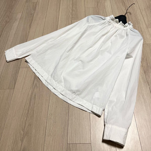 몽또또 MONTTOTTO 바스락 프릴넥 밴딩 블라우스 화이트 흰색 셔츠 셔링 반목 하이넥 이미지