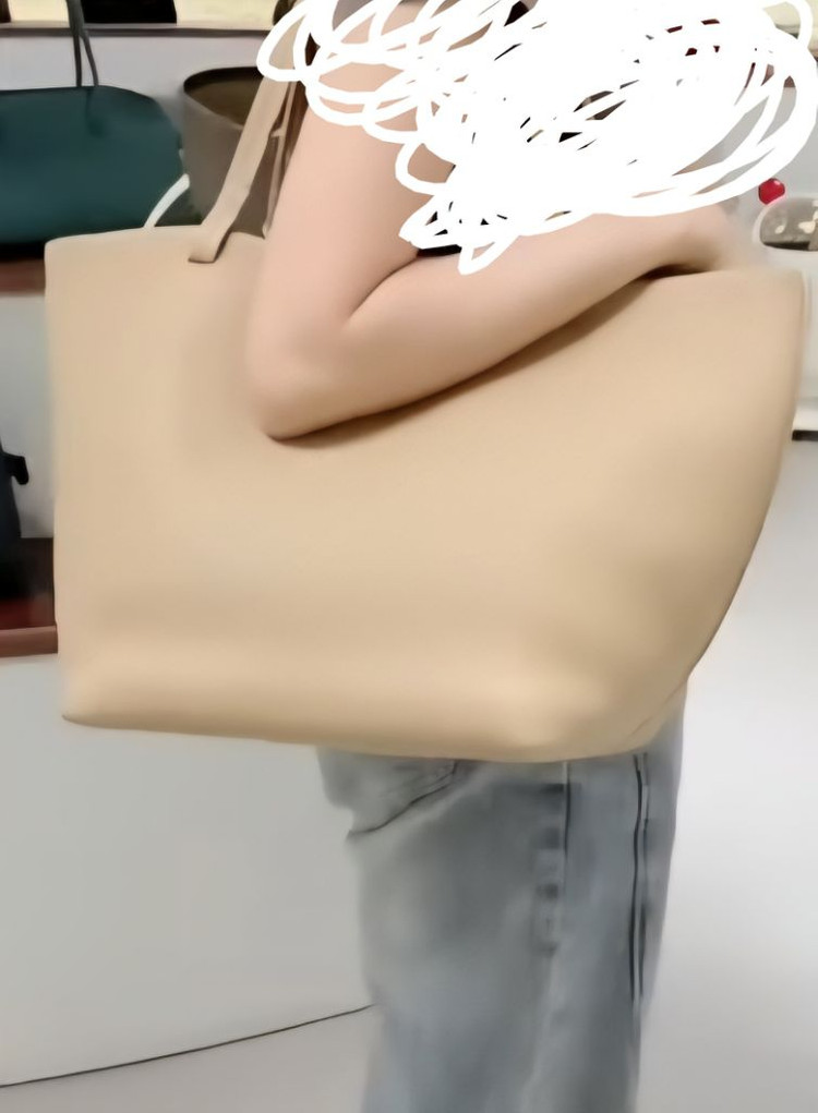 더로우 파크쓰리 도트백 토프색상 새상품 이미지