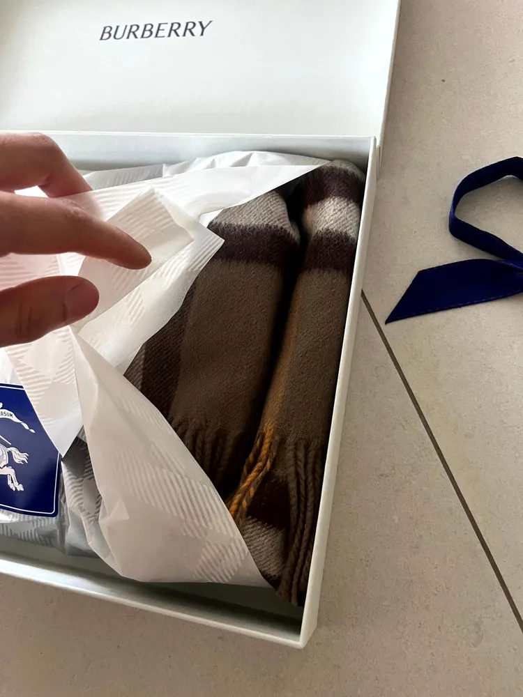 [새 상품] 버버리 체크 캐시미어 스카프 볼 브라운 컬러 팝니다. 이미지