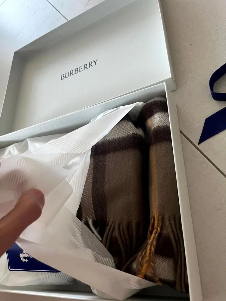 [새 상품] 버버리 체크 캐시미어 스카프 볼 브라운 컬러 팝니다. 이미지