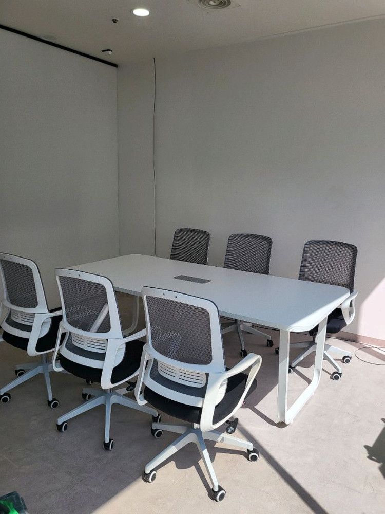 회의용테이블 회의용의자 파티션 책상 의자 철제캐비넷 철재옷장 접이식탁자 원형탁자 작업탁자 포밍탁자 이미지