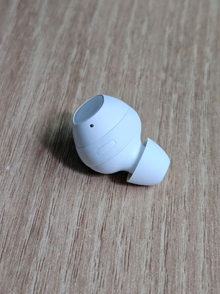 버즈FE 화이트 오른쪽 SM-R400N 이미지