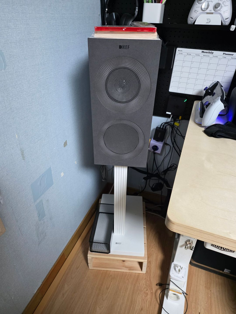 kef r3 meta 화이트+스탠드 팝니다. 이미지