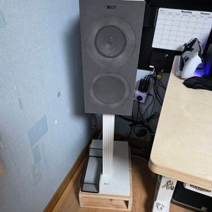 kef r3 meta 화이트+스탠드 팝니다. 이미지