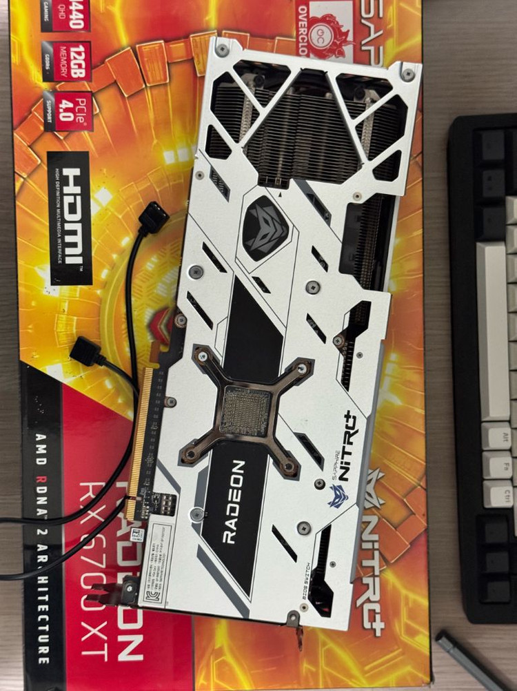라데온 RX 6700XT 그래픽카드 이미지