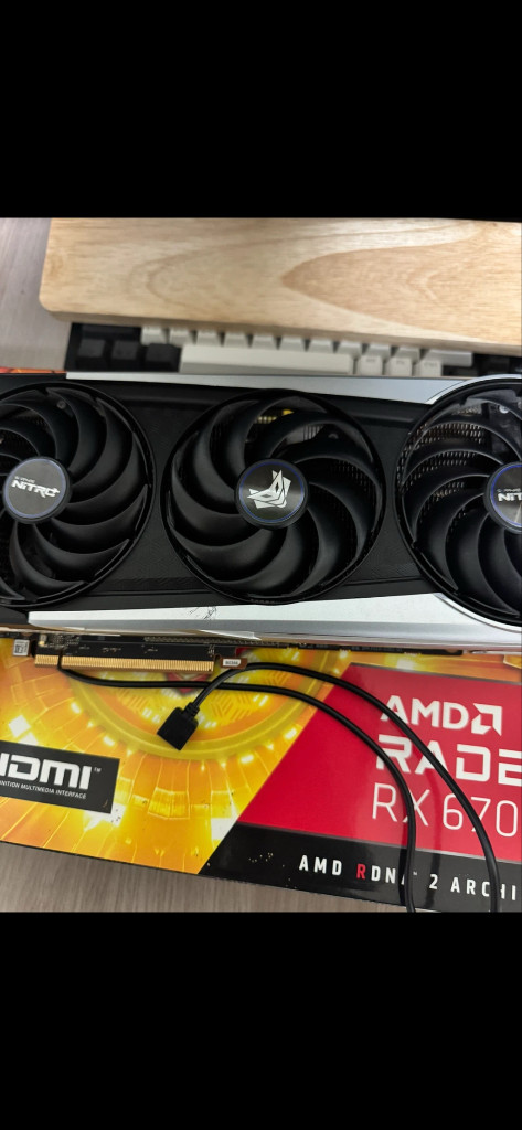 라데온 RX 6700XT 그래픽카드 이미지