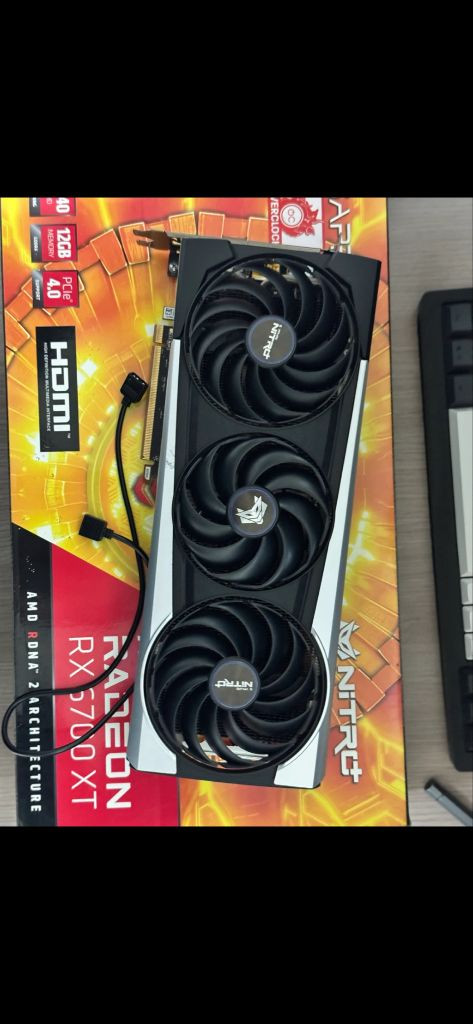 라데온 RX 6700XT 그래픽카드 이미지
