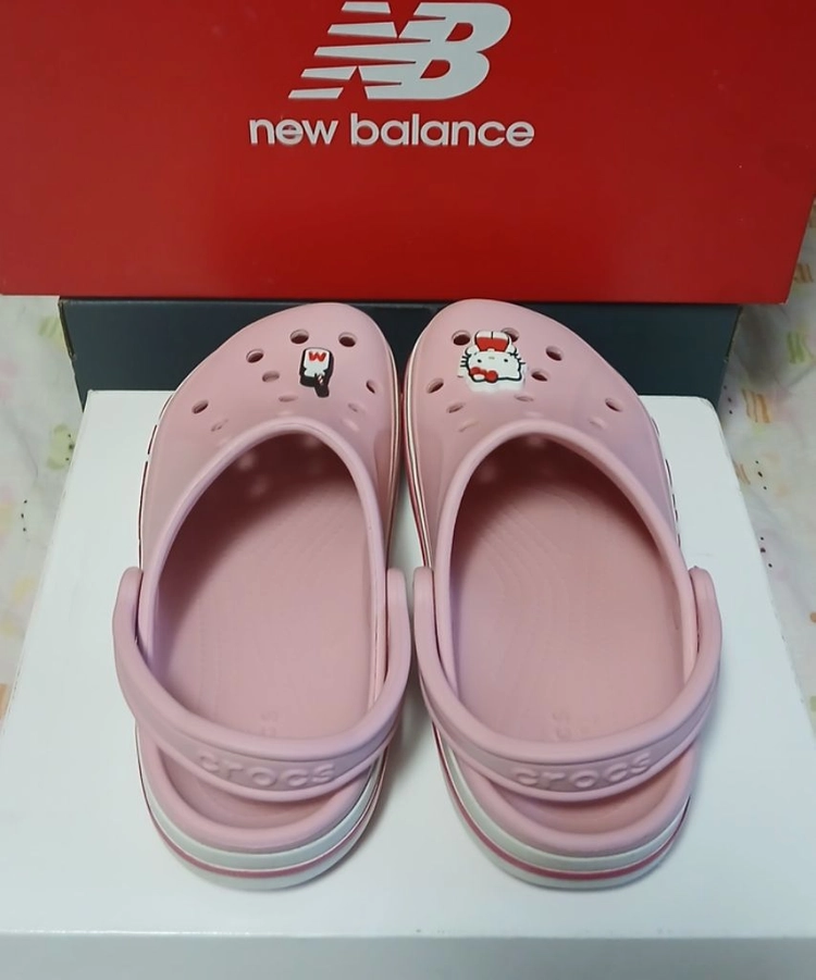 크록스정품 230 M4W6 바야밴드 핑크.키티지비츠 포함 이미지