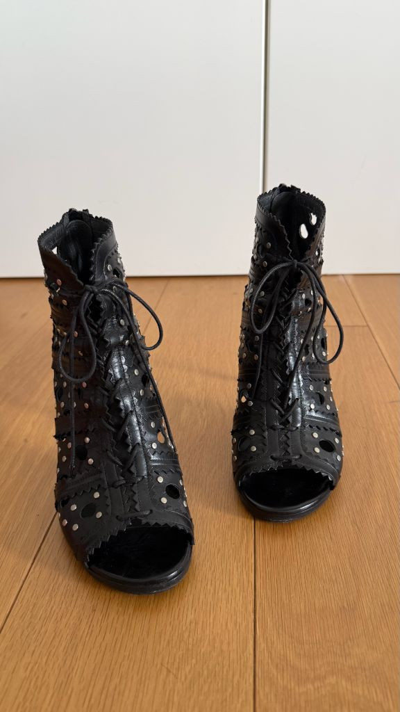 STUART WEITZMAN 스튜어트 위츠만 블랙 컷아웃 레이스업 힐 이미지