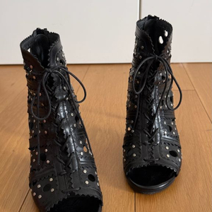 STUART WEITZMAN 스튜어트 위츠만 블랙 컷아웃 레이스업 힐 이미지