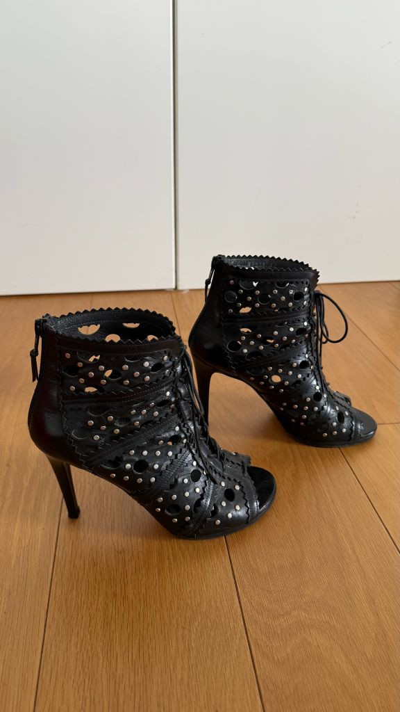 STUART WEITZMAN 스튜어트 위츠만 블랙 컷아웃 레이스업 힐 이미지