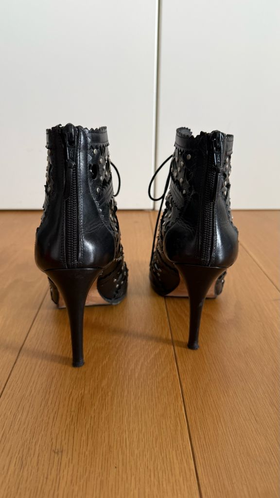 STUART WEITZMAN 스튜어트 위츠만 블랙 컷아웃 레이스업 힐 이미지