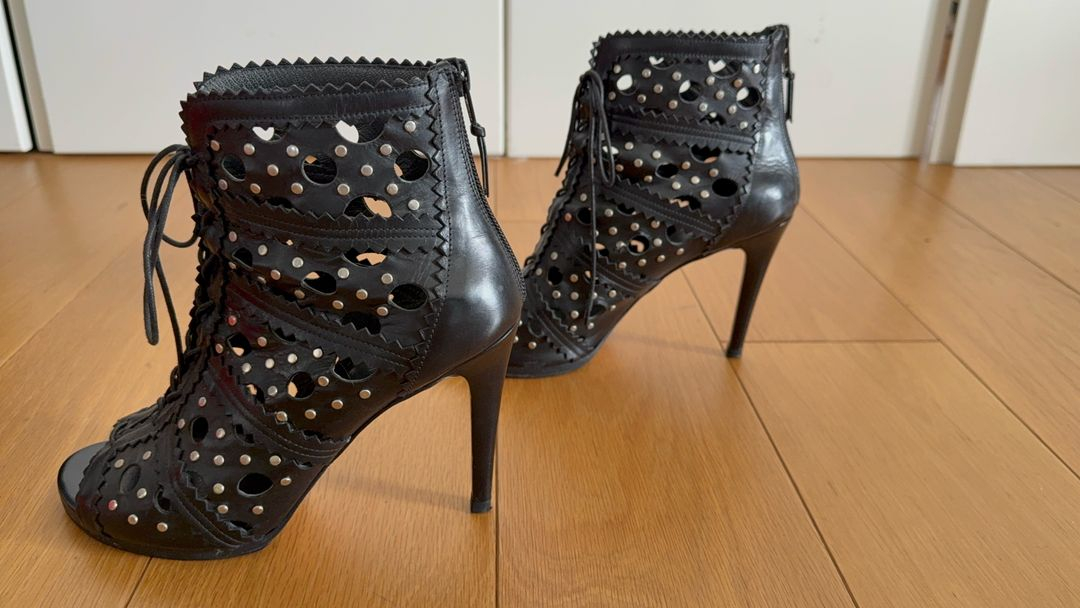 STUART WEITZMAN 스튜어트 위츠만 블랙 컷아웃 레이스업 힐 이미지