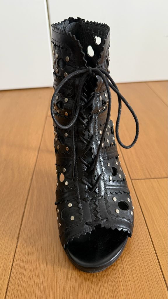STUART WEITZMAN 스튜어트 위츠만 블랙 컷아웃 레이스업 힐 이미지