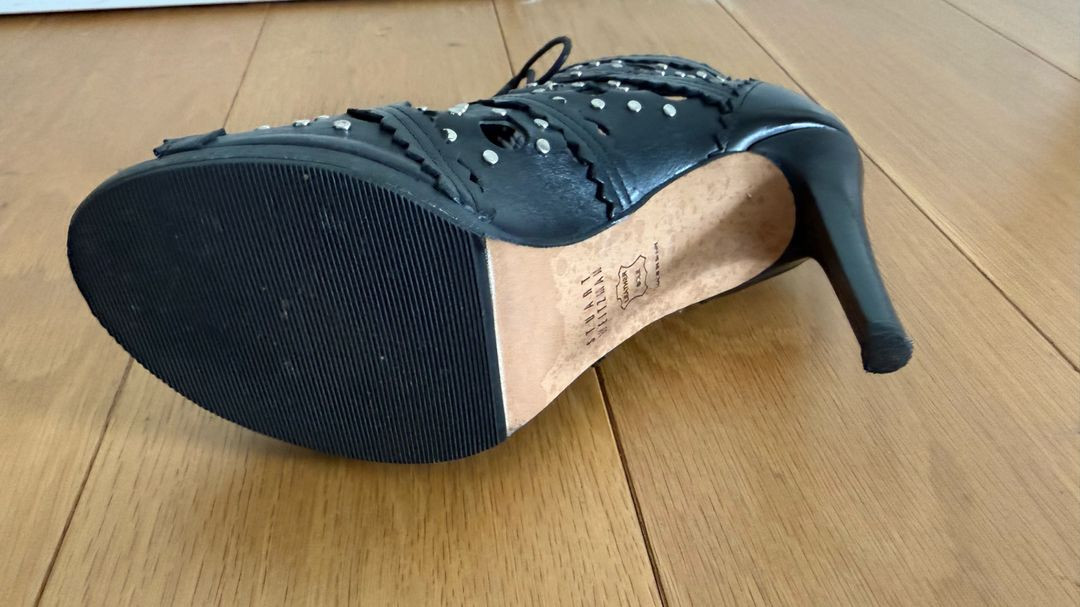 STUART WEITZMAN 스튜어트 위츠만 블랙 컷아웃 레이스업 힐 이미지