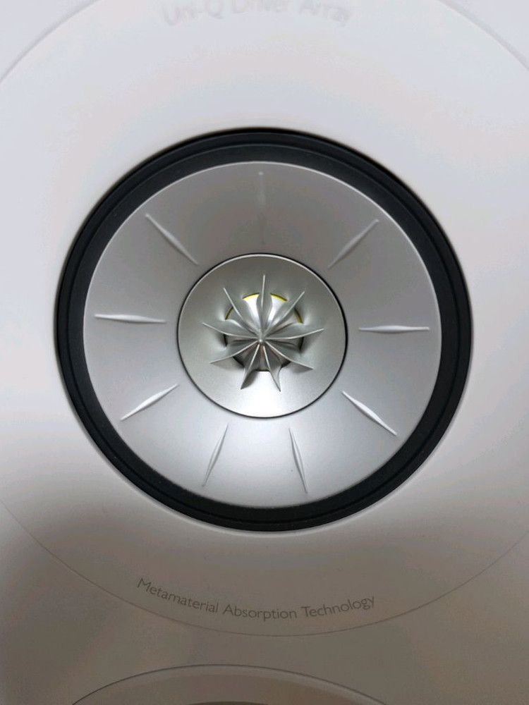 kef r3 meta 화이트+스탠드 팝니다. 이미지